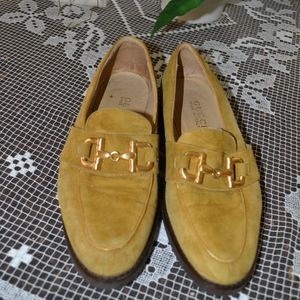 Gucci loafer in saffron yellow suede